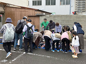 忘れ物傘無料配布の様子